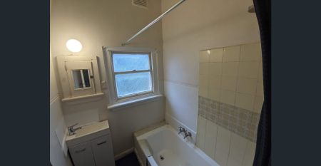 Cosy 2-Bedroom Home with Large Backyard & Garage - Photo 5