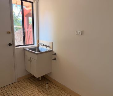 Freshly painted 3-bedroom home - Photo 6