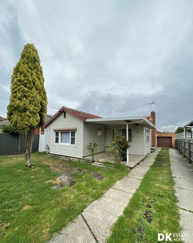 Spacious Family Home in Central Sunshine - Photo 3