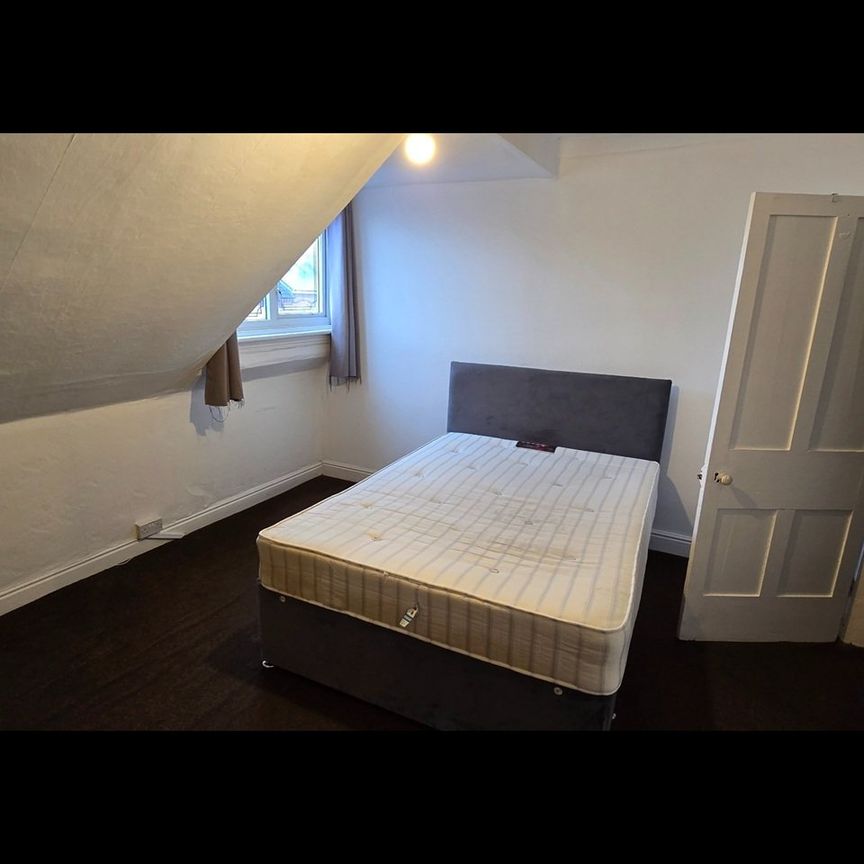 5 Bed Terraced House, Station Road, B14 - Photo 1