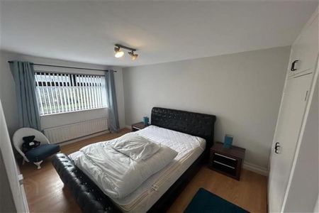 Room 2, 10 Hollyvale, Newtownabbey, BT36 5NG - Photo 4