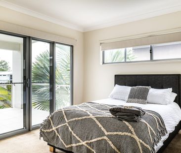 Luxury Waterfront Residence - Photo 3