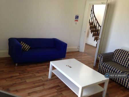 4 bedroom flat to rent - Photo 2