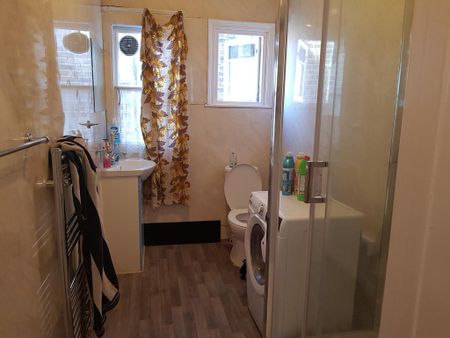 1 bedroom in a flat share to rent - Photo 5