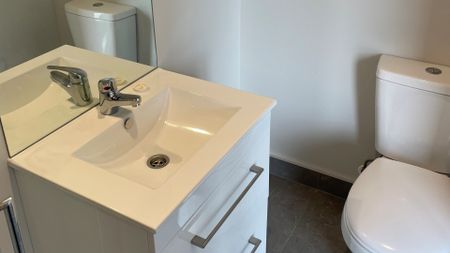 Modern, well kept two bedroom apartment - Photo 5