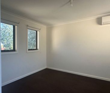 Perfectly 4 bedroom, 2.5 bathroom Homely Townhouse - Photo 2