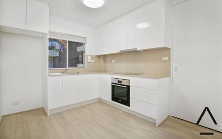 Renovated, Spacious and Sun-Drenched One Bedroom Apartment , Conveniently Located - Photo 5