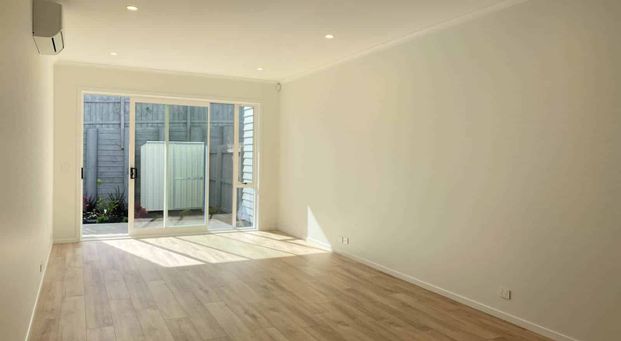 Cute as Button! - Photo 1