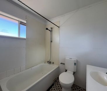 Single Bedroom Upstairs Unit - Photo 4