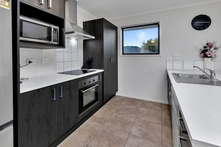Tidy modern 3 bedroom in great location - Photo 2