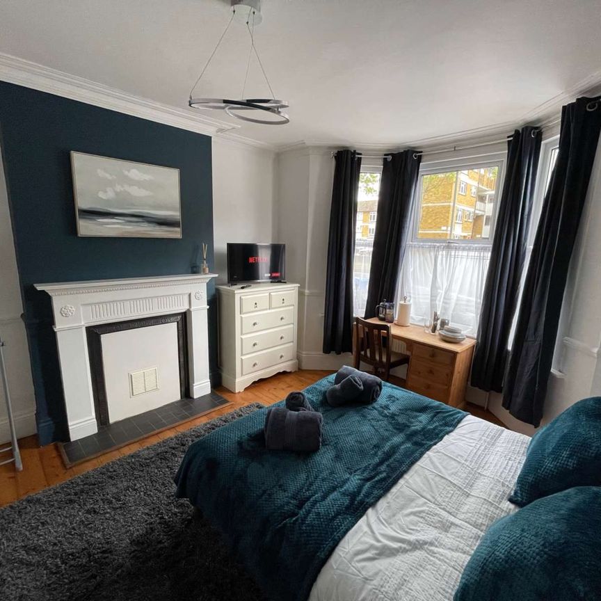 Cozy Room in the heart of Bromley |No Deposit| - Photo 2