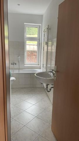Erdgeschosswohnung mit Einbauküche - Photo 3