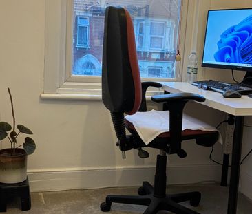 Ensuite room close to ilford station ideal for working female- £700... - Photo 2