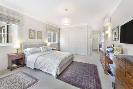 This exceptionally pretty house is located in an enviable position on one of Kensington's most sought after garden squares. - Photo 5