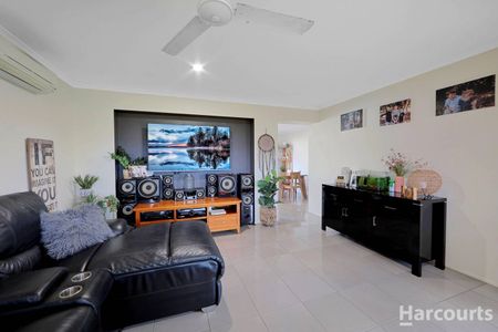 Charming 3 Bedroom Brick Home in a Great Neighbourhood - Photo 3