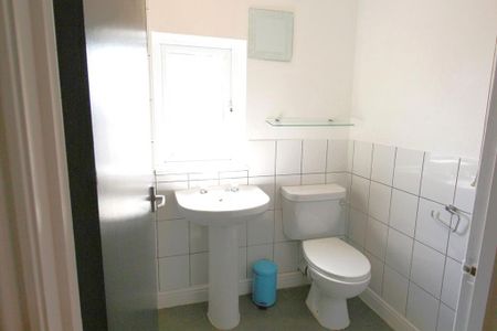 1 bedroom in a house share to rent - Photo 3