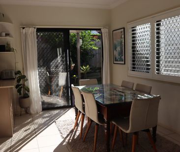 Spacious Townhouse with Private Courtyard - Photo 3