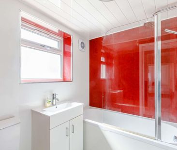 A spacious apartment available to rent in Woolwich, SE18. - Photo 2
