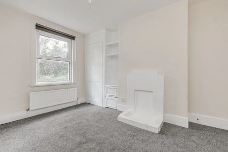 4 bedroom house in London - Photo 5