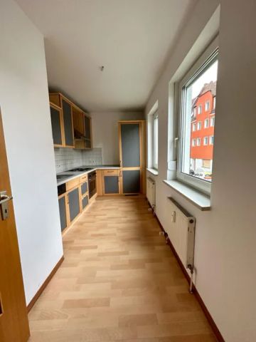 Mit Einbauküche und Garage: Ruhige 2-Zimmer-Wohnung mit Blick in den grünen Innenhof - Foto 2