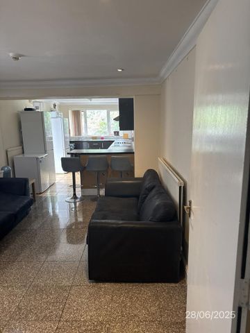 8 bedroom terraced house to rent - Photo 4