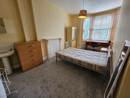 7 Bed Student Accommodation - Photo 3