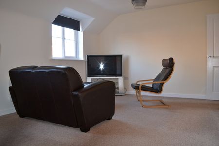 2 Bed Flat, Waggon Road, LS10 - Photo 2