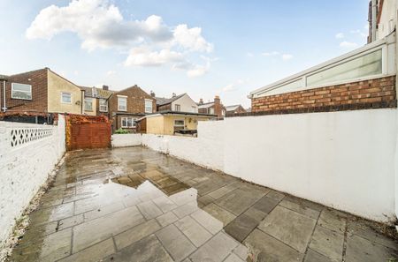 3 bedroom terraced house to rent - Photo 4