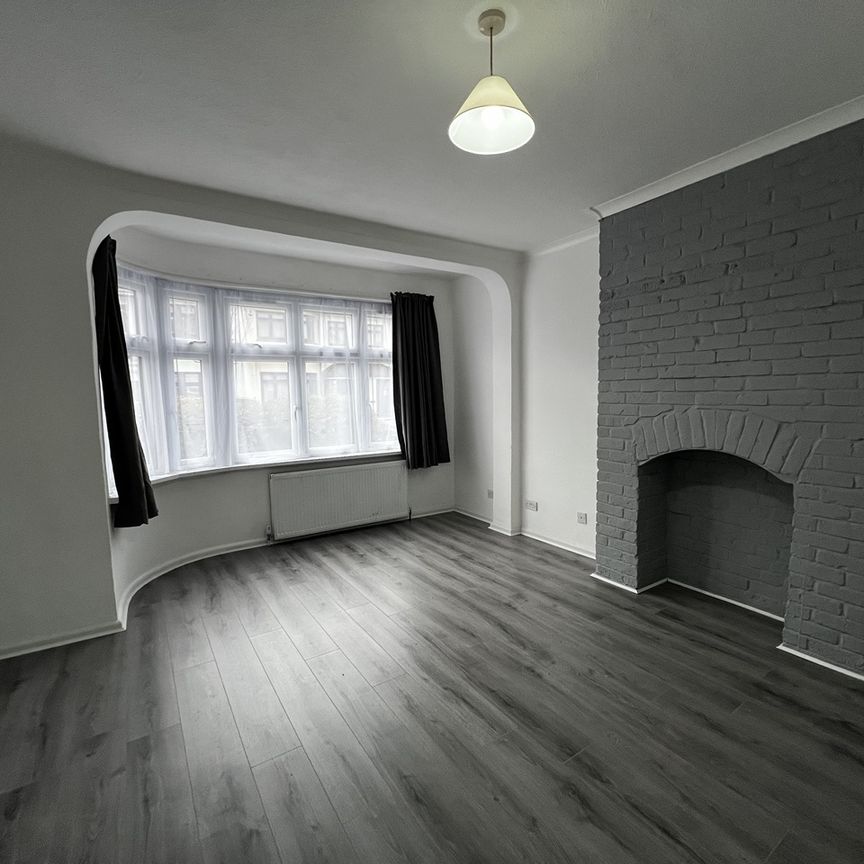 4 Bed Terraced House, Dereham Road, IG11 - Photo 1