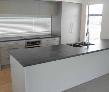 RUSSLEY -MODERN, 2 BEDROOMS, HEATPUMP, INTERNAL ACCESS GARAGE - Photo 4