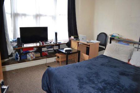 4 bedroom flat to rent - Photo 5