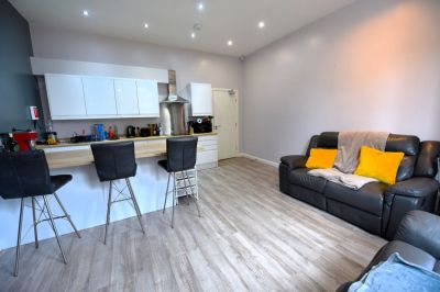 3 bedroom Flat in 130A Cardigan Road, Leeds - Photo 3