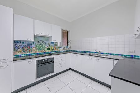 Spacious & Light-Filled 2-Bedroom Apartment With Renovated Bathroom - Photo 5