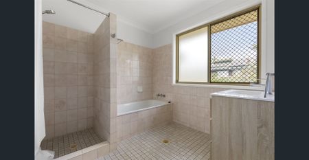 Spacious Home with Multiple Living Spaces & Outdoor Spa - Photo 5