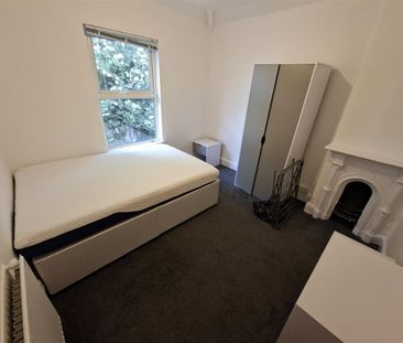 Howard Gardens, Cardiff - Photo 3