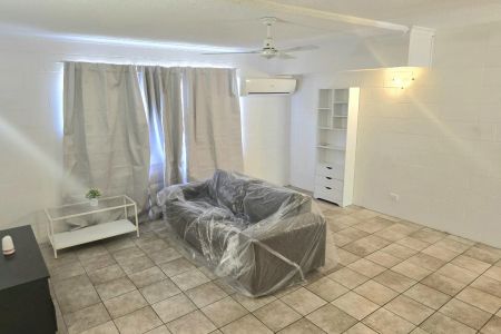 Central Cannonvale 3 Bedroom Furnished Townhouse! - Photo 2