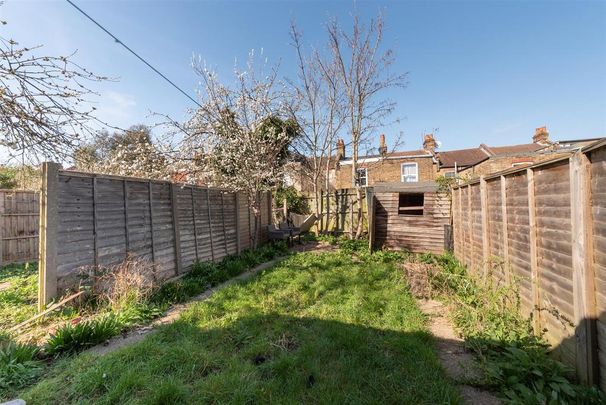 2 bedroom ground floor flat to rent - Photo 1