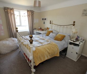 2 Bedroom 2 Bedroom Flat, Vicars Cross - Photo 5