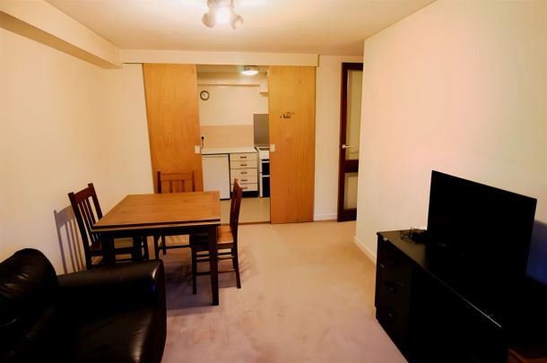2 bedrooms 1 bathroom - Photo 1