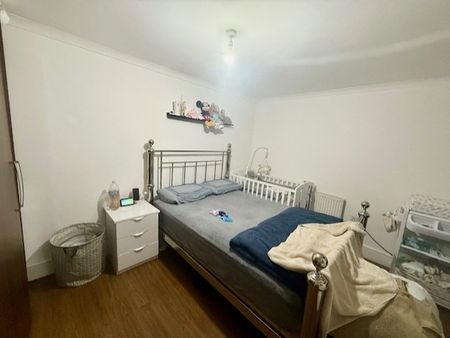 4 bed detached bungalow to rent in Copperfield Avenue, Uxbridge, UB8 - Photo 5