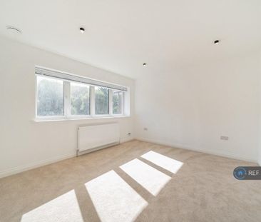 3 bedroom end of terrace house to rent - Photo 2