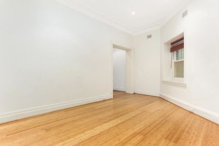 Boutique 1 bedroom apartment with shared courtyard. - Photo 4