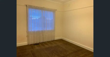 “Family home awaits!” - Photo 3