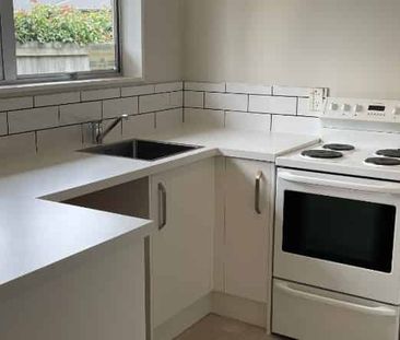 Spacious Three Bedroom House In Ferndown - Photo 3