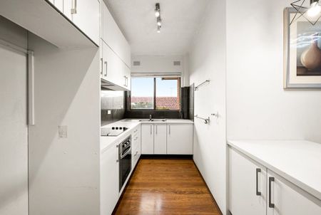 North-Facing Top-Floor 3 Bedrooms Retreat with Light, Space & Style - Photo 4