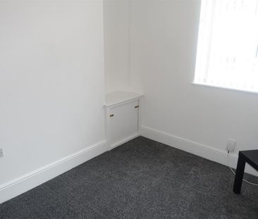 3 bedroom Flat To Let - Photo 3