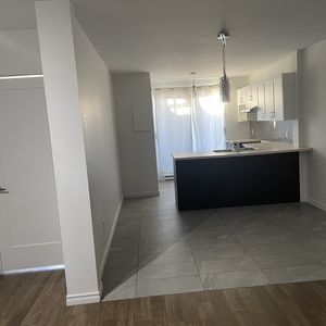 5 1/2 RC Avec Balcon Et Cours Privé - Photo 3