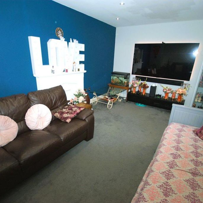 4 bedroom detached house to rent - Photo 1