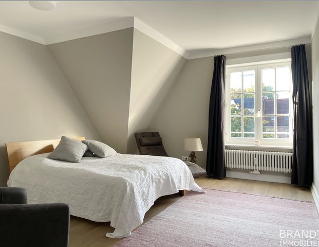 Traumhafte Dachgeschoß-Wohnung in einer Stadtvilla mit nur 3 Wohneinheiten! - Foto 1