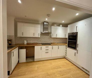 2 bedroom retirement property to rent - Photo 3